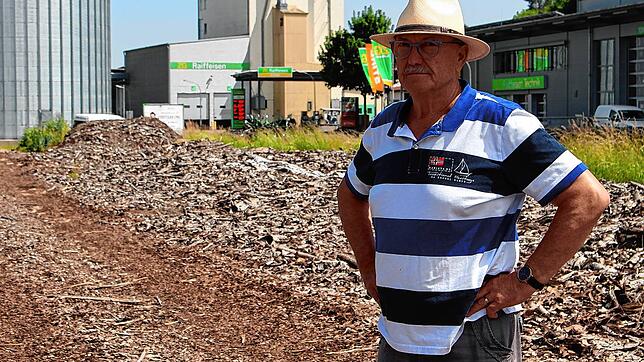 Helmut Merz gegenüber seines Hauses in der Güterstraße. Der Anblick des Platzes voller Holzabfall stört ihn. Er fragt sich, wozu er ...