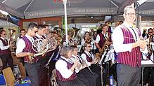 Die Musikkapelle Sauldorf unter der Leitung von Mathias Wischnewski (rechts) spielte zur Unterhaltung der Festbesucher im Schatten ...