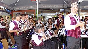 Die Musikkapelle Sauldorf unter der Leitung von Mathias Wischnewski (rechts) spielte zur Unterhaltung der Festbesucher im Schatten ...