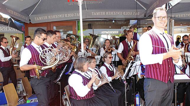 Die Musikkapelle Sauldorf unter der Leitung von Mathias Wischnewski (rechts) spielte zur Unterhaltung der Festbesucher im Schatten ...