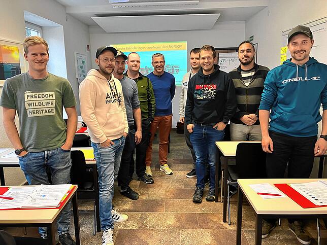 Fahrlehrer Andy Weißenberger inmitten seiner Kursteilnehmer zum Berufskraftfahrer (von links): David Schlager, Kim Florian Harder, ...