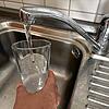 Ein Glas Wasser zur Erfrischung an einem heißen Tag: Zwischen der Flüchtlings-Organisation Refugio und einer durstigen Dolmetscherin gab ...