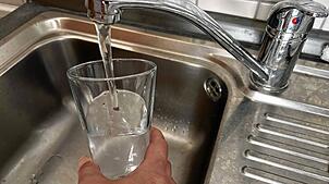 Ein Glas Wasser zur Erfrischung an einem heißen Tag: Zwischen der Flüchtlings-Organisation Refugio und einer durstigen Dolmetscherin gab ...