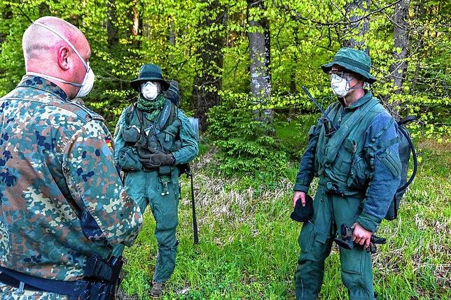 Kommandeur Oberst Albrecht Katz-Kupke (links) gibt Anweisungen.