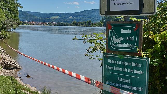 Eindeutig: Zu viele Badegäste hatten sich nicht an die Corona Verordnung gehalten &ndash; nun darf hier nicht mehr gebadet werden.