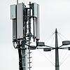 Bestehende Anlage mit neuer Technik ausgerüstet: Mobilfunkantennen für das 5G-Netz (kleine graue Kästen) sind an der Spitze eines ...