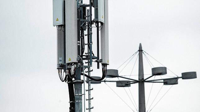 Bestehende Anlage mit neuer Technik ausgerüstet: Mobilfunkantennen für das 5G-Netz (kleine graue Kästen) sind an der Spitze eines ...
