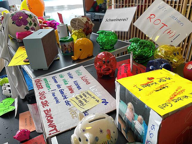 Der Sparschwein-Protest der Eltern gegen die Erhöhung der Kita-Gebühren brachte nicht das gewünschte Ergebnis.