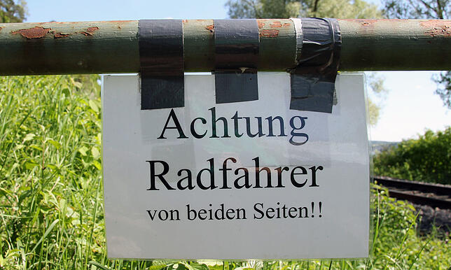 Warnhinweis am Radweg bei Brünnensbach. Überlingen ist im Sommer beliebtes Ziel von Radtouristen, entweder für einen Tagesausflug oder ...