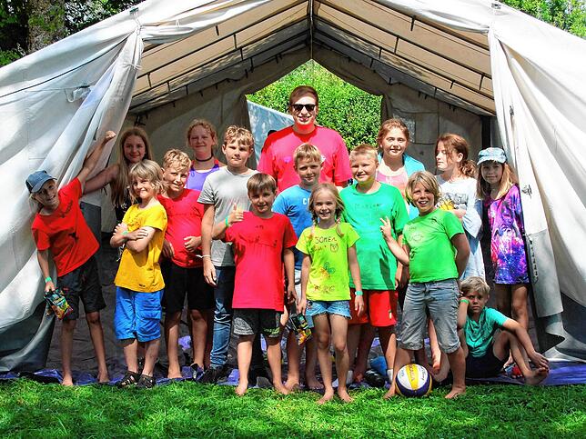 Gemeinsam mit dem Betreuer Alexander Schönle (Mitte) beobachteten im Strandbad Öhningen die Kinder des Jugendcamps aus ihrem ...