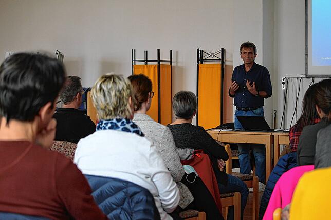 Andreas Dereck, Leiter des Amtes für Öffentliche Ordnung, schult städtische Mitarbeiter über den Ablauf im Katastrophenfall. Dann gibt ...