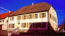 Das alte Schulhaus in Riedböhringen in der Kardinal-Bea-Straße erfuhr eine grundlegende Änderung. Nach dem Kauf um 1990 baute es der ...
