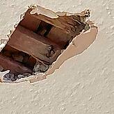 An diesem Loch in der Decke ist erkennbar, welch alte Struktur das alte Wirtsgebäude aufweist. Fachleute haben an vielen Stellen im ...
