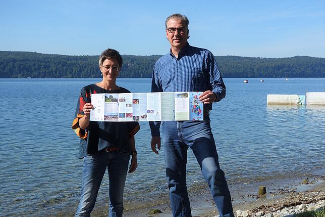 Die Geschäftsführer der LGS 2020 GmbH, Edith Heppeler und Roland Leitner, präsentieren den Flyer mit dem Veranstaltungsprogramm.