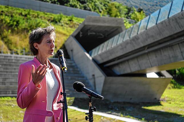 Geschafft: Die Schweizer Präsidentin Simonetta Sommaruga vor dem Tunnel.