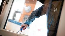 Ein Mann demonstriert in der polizeilichen Beratungsstelle, wie einfach es für einen Einbrecher wäre, mit Hilfe eines stabilen ...