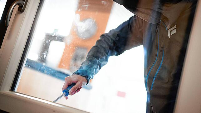 Ein Mann demonstriert in der polizeilichen Beratungsstelle, wie einfach es für einen Einbrecher wäre, mit Hilfe eines stabilen ...
