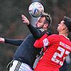 Zweikampfstark: Der Laufenburger Bujar Halili (links) entscheidet das Kopfballduell gegen Kapitän Yannick Berger vom Bahlinger SC U23 ...