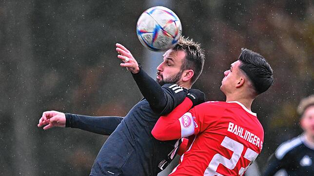 Zweikampfstark: Der Laufenburger Bujar Halili (links) entscheidet das Kopfballduell gegen Kapitän Yannick Berger vom Bahlinger SC U23 ...