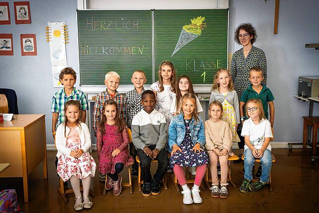 13 Jungen und Mädchen wurden in die erste Klasse der Grundschule Weizen eingeschult. Klassenlehrerin ist Eva Schnitzer.