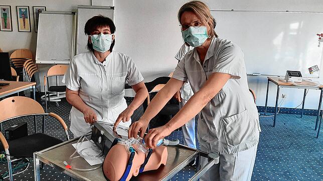 Am Schwarzwald-Baar Klinikum schulen derzeit Experten das Personal in der Versorgung von Corona-Patienten.