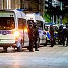 Einheiten der Polizei stehen in der Innenstadt.