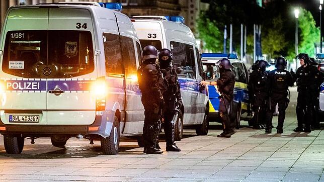 Einheiten der Polizei stehen in der Innenstadt.