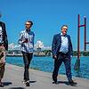 Am symbolischen Ort der Kunstgrenze auf Klein Venedig: Der Konstanzer Oberbürgermeister Uli Burchardt (links) und Kreuzlingens ...