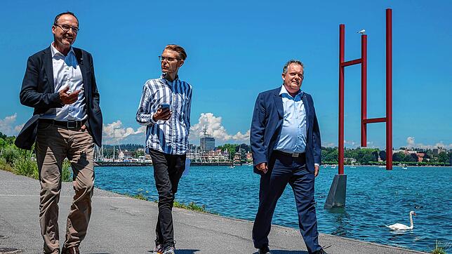 Am symbolischen Ort der Kunstgrenze auf Klein Venedig: Der Konstanzer Oberbürgermeister Uli Burchardt (links) und Kreuzlingens ...