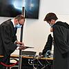Wie sieht ein Fahrauftrag aus? Richterin, Staatsanwalt und Verteidiger begutachten ein Blankoformular auf dem Tablet.
