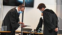 Wie sieht ein Fahrauftrag aus? Richterin, Staatsanwalt und Verteidiger begutachten ein Blankoformular auf dem Tablet.