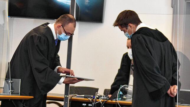 Wie sieht ein Fahrauftrag aus? Richterin, Staatsanwalt und Verteidiger begutachten ein Blankoformular auf dem Tablet.