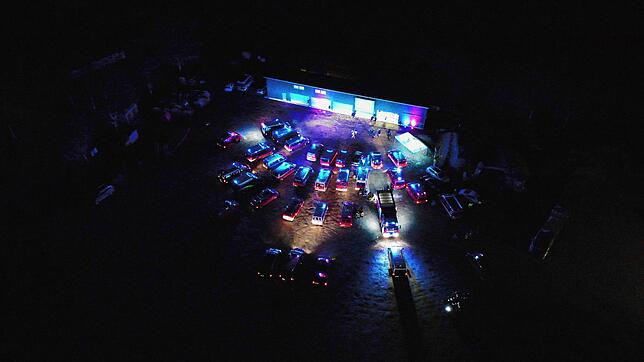 Es sieht aus wie ein Autokino, diente aber nicht dazu, gemeinsam Filme zu schauen, sondern der Delegiertenversammlung des ...
