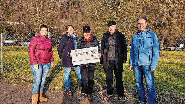 Der dritte Scheck: Die Vorstandsmitglieder von Pro Freibad, Christiane Maier, Christine Heitzmann, Reinhard Schmack, Ulrich Tillessen ...