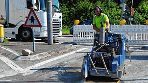 Sehr anstrengend sind die Arbeiten in der großen Hitze an B34-Baustelle in Bad Säckingen für Wolfgang Kiefer.