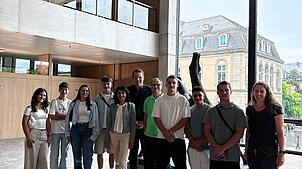 Die Laufenburger Delegation im Baden-Württembergischen Landtag mit Landtagspräsidentin Muhterem Aras (Fünfte von links) und dem ...