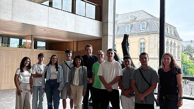 Die Laufenburger Delegation im Baden-Württembergischen Landtag mit Landtagspräsidentin Muhterem Aras (Fünfte von links) und dem ...