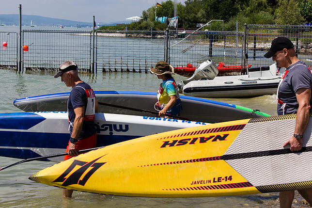 Vom Windsurfing-Clubgelände westlich des Aquastaad in Immenstaad bringen die Teilnehmer ihre Boards ins Wasser.