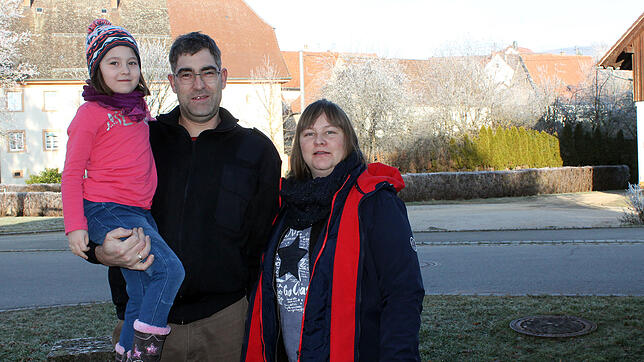 Das Ehepaar Patrick und Tanja Gleichauf und Töchterchen Alena freuen sich auf die Eislauftage in Blumberg.