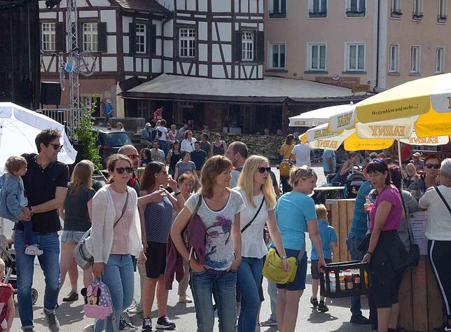 Bei gutem Wetter hat das Stadtfest schon am frühen Samstagnachmittag zahlreiche Besucher in die Innenstadt gelock.