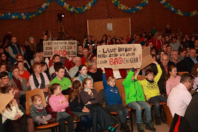 Bild 8: Bilder der Sitzung des Gemeinderats Unterkirnach in der Schlossberghalle zum Thema Hallenbad <br />