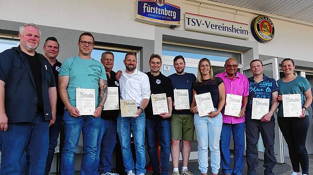 Die bei der Hauptversammlung Geehrten des TSV Stetten a.k.M (von links): Florian Pepke (Vorsitzender), Andreas Pepke ...