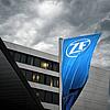 Eine Fahne weht vor dem Hauptsitz von ZF in Friedrichshafen. Bekommt die Industrie am Bodensee künftig noch genug Energie?
