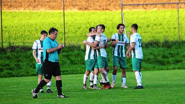 Die SG Riedöschingen/Hondingen feiert das entscheidende Tor zum 1:0-Sieg gegen den SV Geisingen.