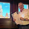 Ulrich Krezdorn mit der Schenkungsurkunde in der Hand. Er verschenkt sein Haus an den Spital- und Spendfonds. Im Hintergrund zu sehen ...