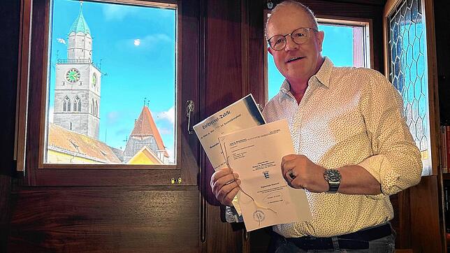 Ulrich Krezdorn mit der Schenkungsurkunde in der Hand. Er verschenkt sein Haus an den Spital- und Spendfonds. Im Hintergrund zu sehen ...