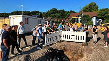 Bürgermeister, Gemeinderäte und Mitarbeiter der Verwaltung besichtigen die Baustelle in Kadelburg. Foto: Gemeinde Küssaberg