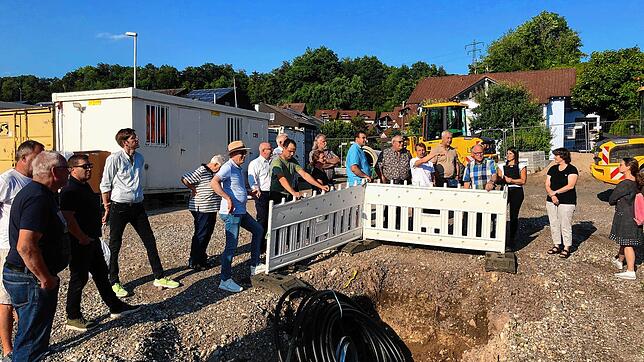 Bürgermeister, Gemeinderäte und Mitarbeiter der Verwaltung besichtigen die Baustelle in Kadelburg. Foto: Gemeinde Küssaberg