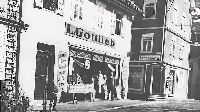 Die Konkurrenz ist nicht weit weg. Der Lebensmittelladen der Familie Weström wird in diesem Bild nahezu vom Gottlieb verdeckt. Die ...