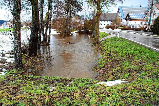 Der Gallenbach bei Schwäblishausen hat wesentlich mehr Wasser als üblich.